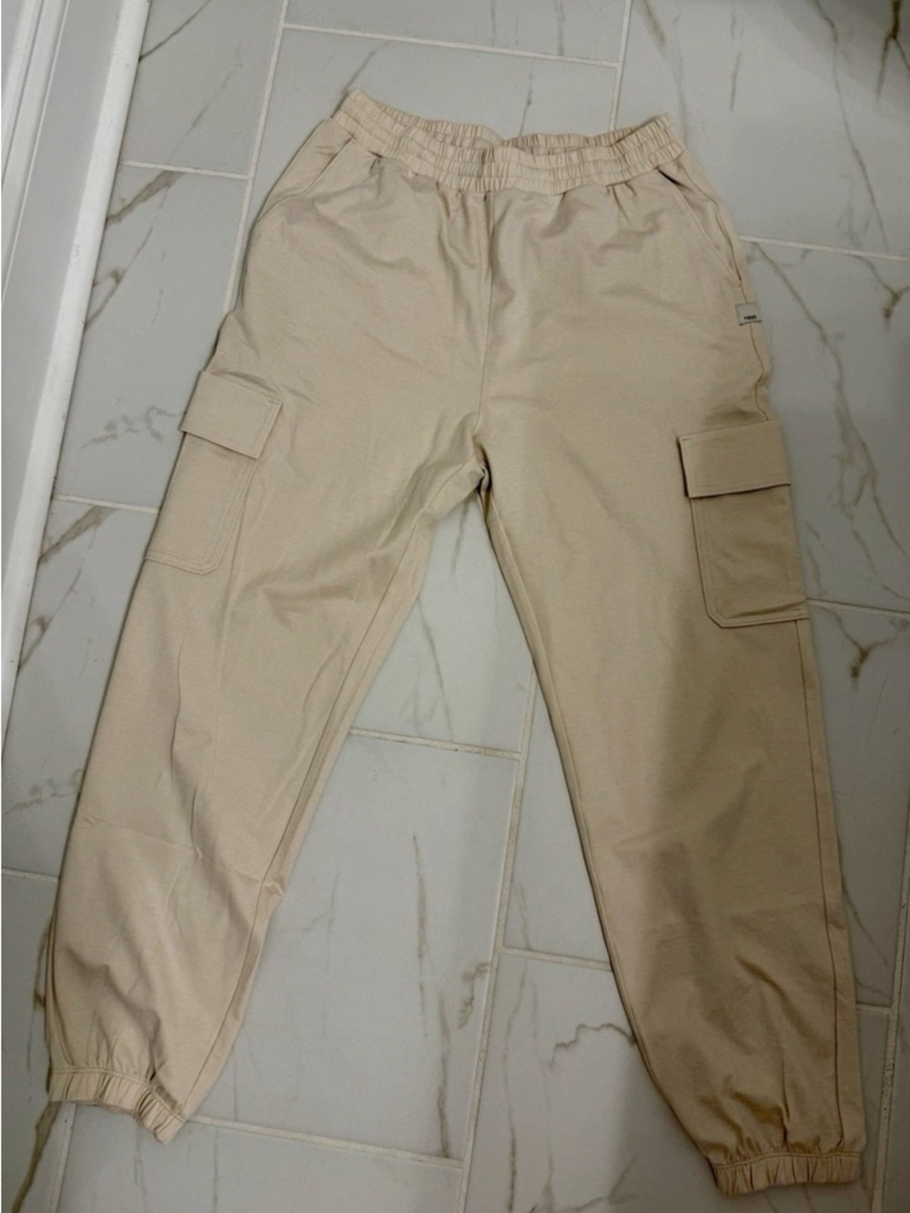 Vuori Women’s Beige Cargo Jogger Pants - Elastic Waist & Cuffed Ankles